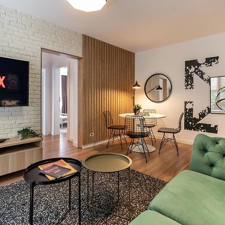 Downtown Retreat: Spacious 2-Br By Unirii Square Bucarest Exterior foto