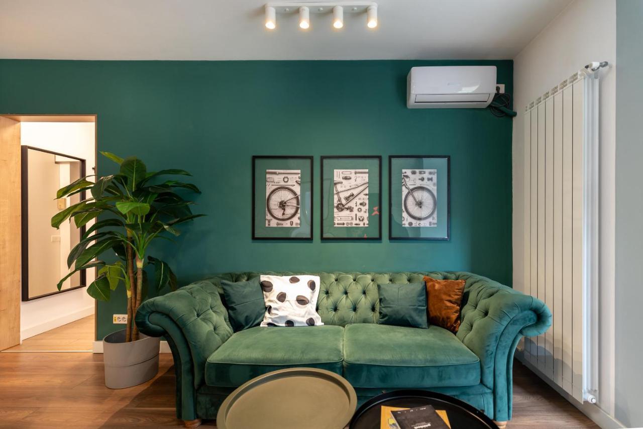 Downtown Retreat: Spacious 2-Br By Unirii Square Bucarest Exterior foto