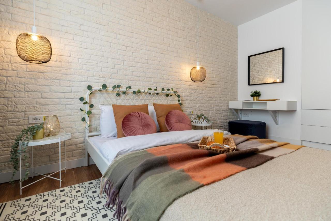 Downtown Retreat: Spacious 2-Br By Unirii Square Bucarest Exterior foto