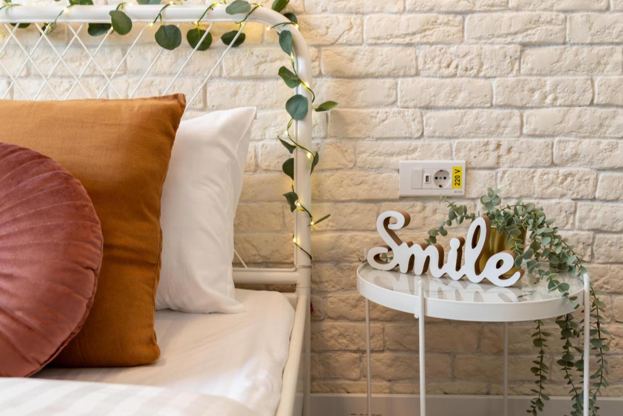 Downtown Retreat: Spacious 2-Br By Unirii Square Bucarest Exterior foto