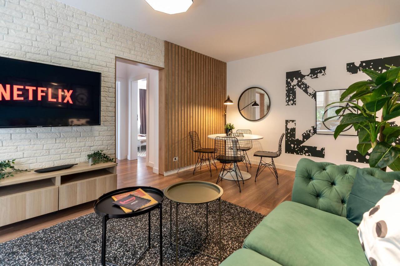 Downtown Retreat: Spacious 2-Br By Unirii Square Bucarest Exterior foto