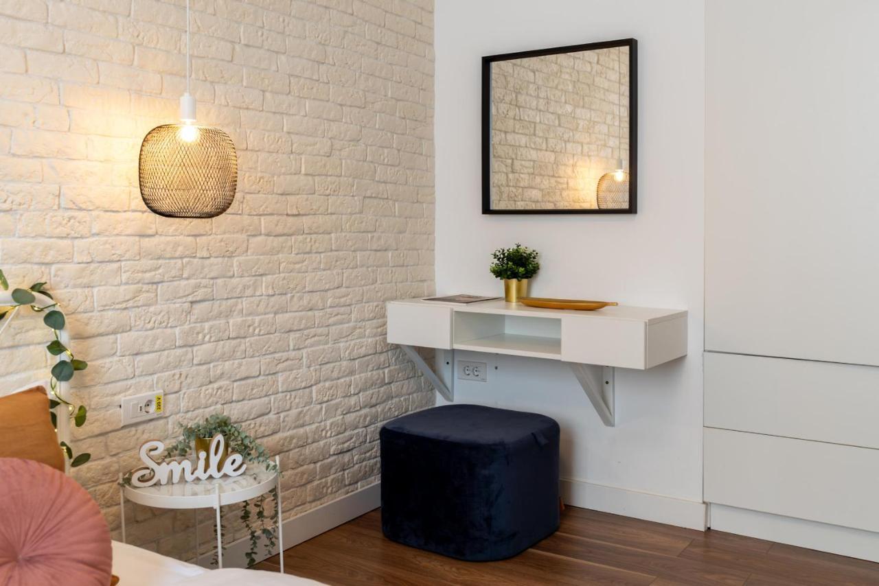Downtown Retreat: Spacious 2-Br By Unirii Square Bucarest Exterior foto