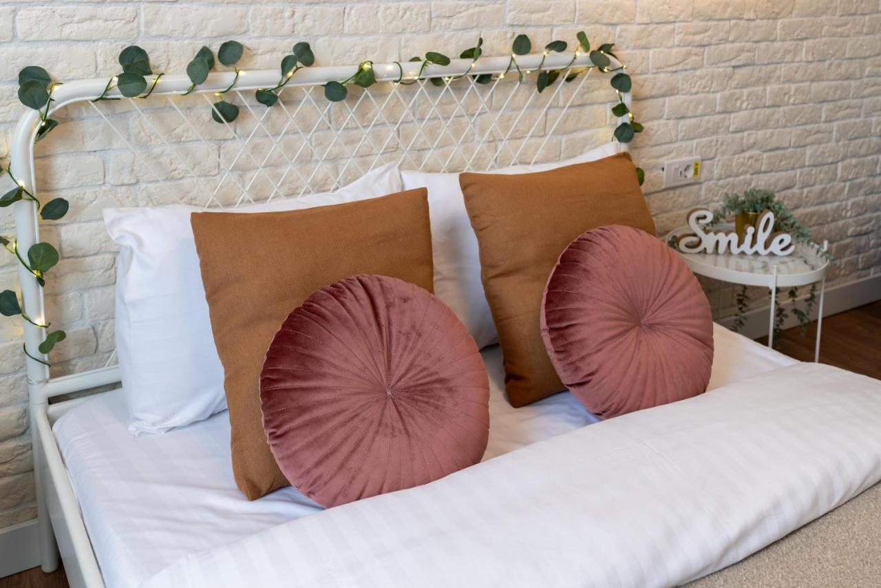 Downtown Retreat: Spacious 2-Br By Unirii Square Bucarest Exterior foto